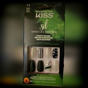 Halloween Kiss Nails